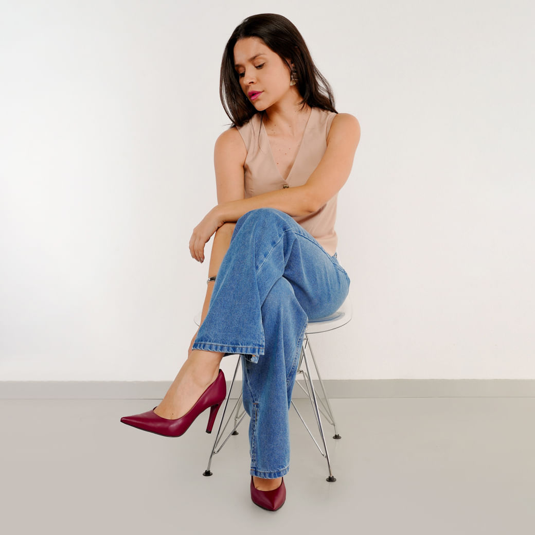 Scarpin Via Marte vinho usado em look casual chic mostrando ajuste no pé e proporção do salto